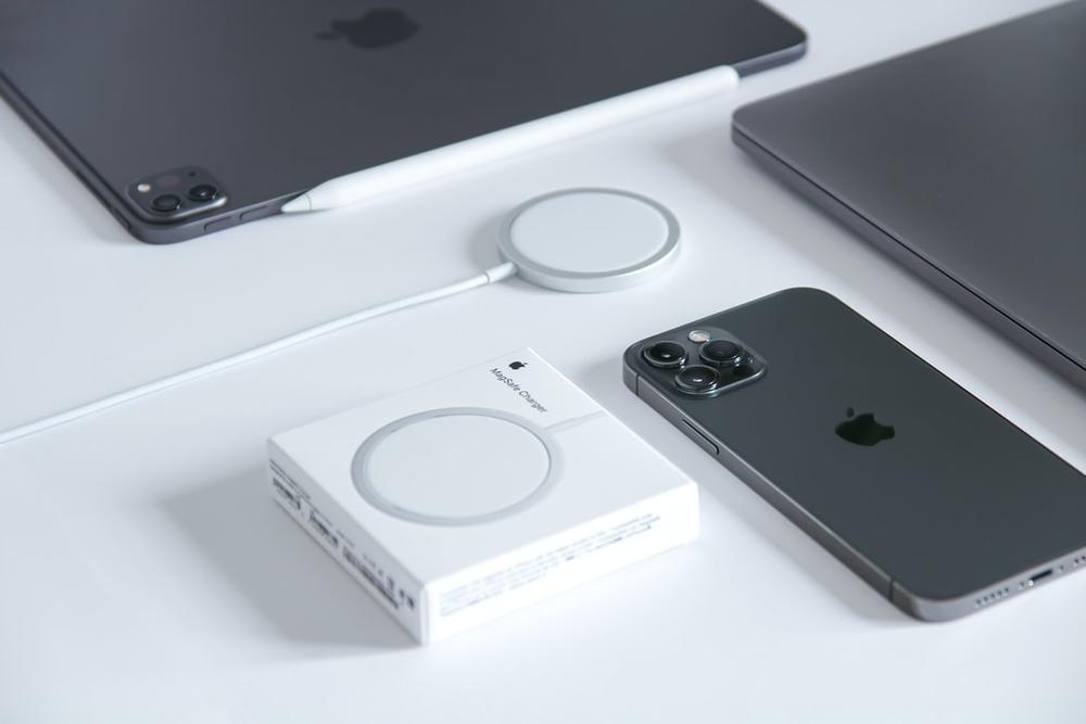 Nueve cargadores USB-C y MagSafe para recargar la batería de tu nuevo iPhone  14